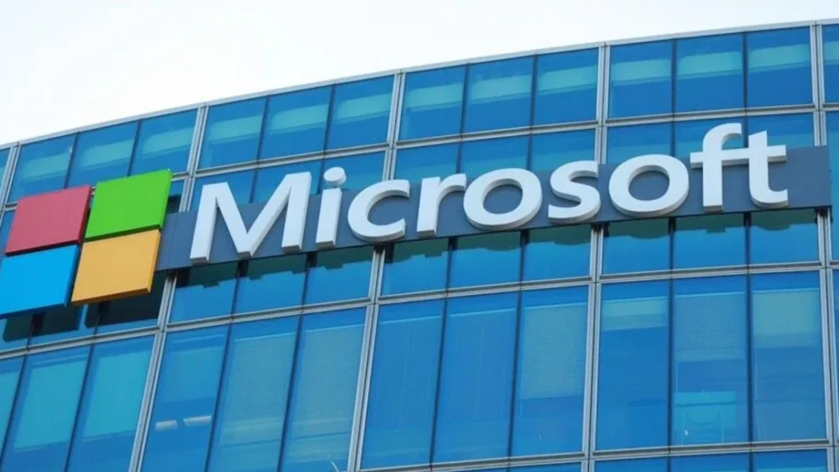 Microsoft logosunun yer aldığı şirket binasının dış cephesi
