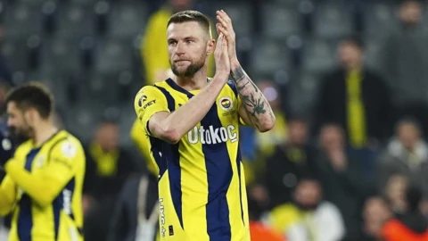 Fenerbahçe forması giyen Milan Skriniar sahada alkış yapıyor