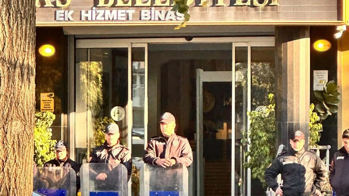 Milas Belediyesi ek hizmet binası girişinde güvenlik görevlileri