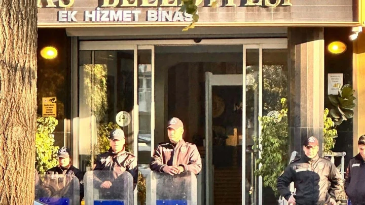 Milas Belediyesi ek hizmet binası girişinde güvenlik görevlileri