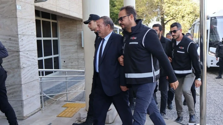 Milas Belediye Başkanı Fevzi Topuz, güvenlik görevlileri eşliğinde adliye binasına götürülüyor