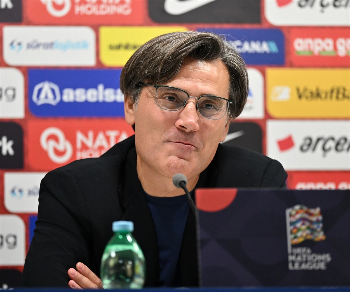 Vincenzo Montella basın toplantısında mikrofonun önünde oturuyor