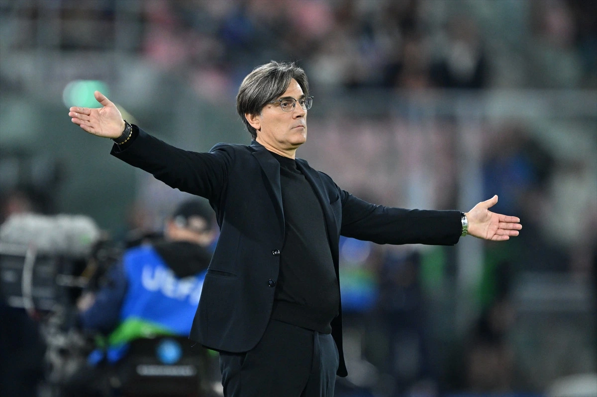 Vincenzo Montella saha kenarında kollarını iki yana açmış durumda