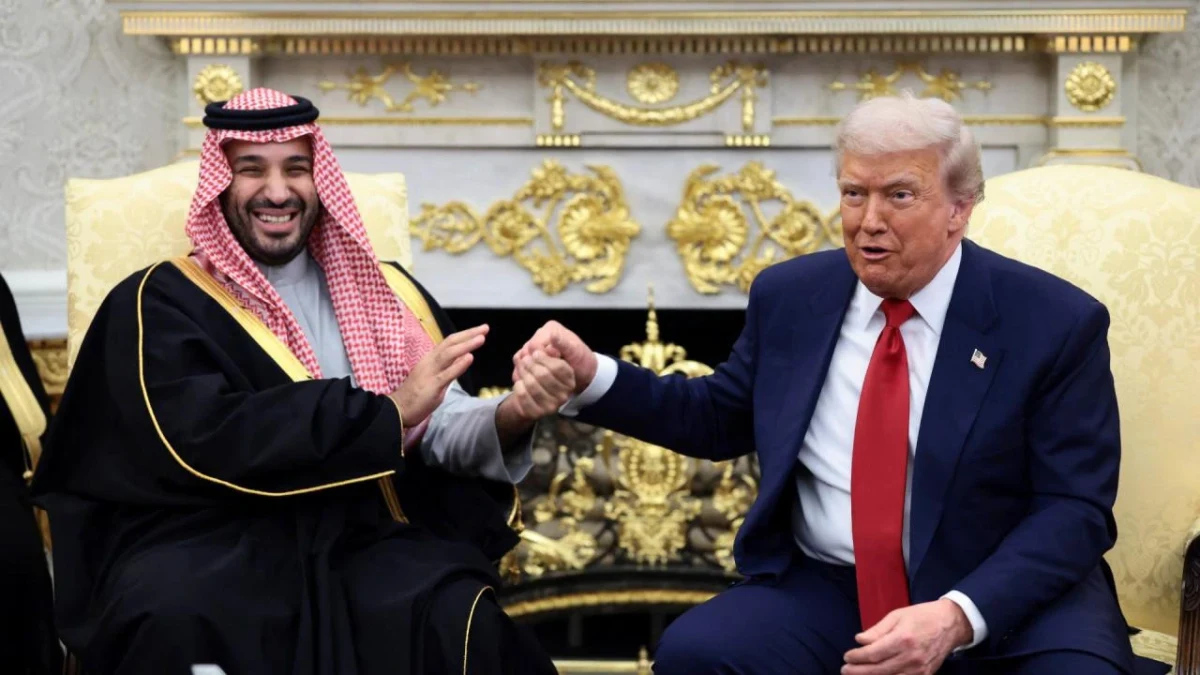 Muhammed bin Selman ve Donald Trump bir görüşmede el sıkışırken