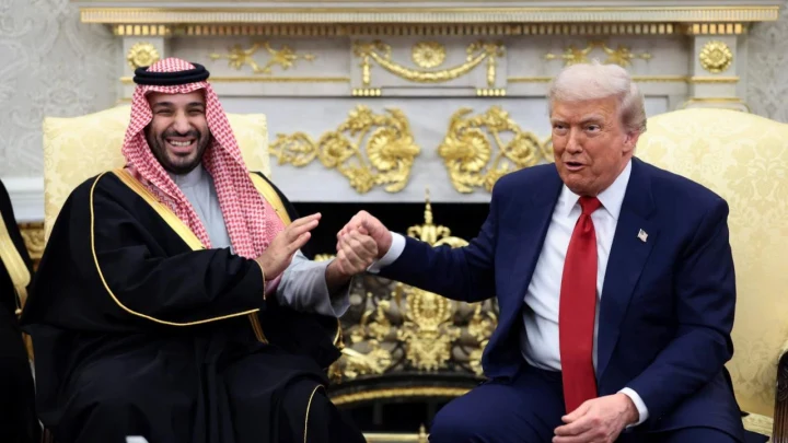 Muhammed bin Selman ve Donald Trump bir görüşmede el sıkışırken