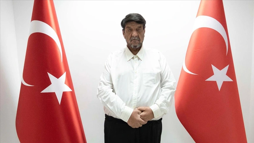 Muhammed Dib Koralı, iki Türk bayrağının arasında