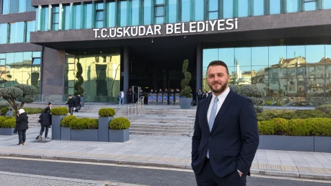 Muhammed Emin Sarıoğlu, Üsküdar Belediyesi binasının önünde