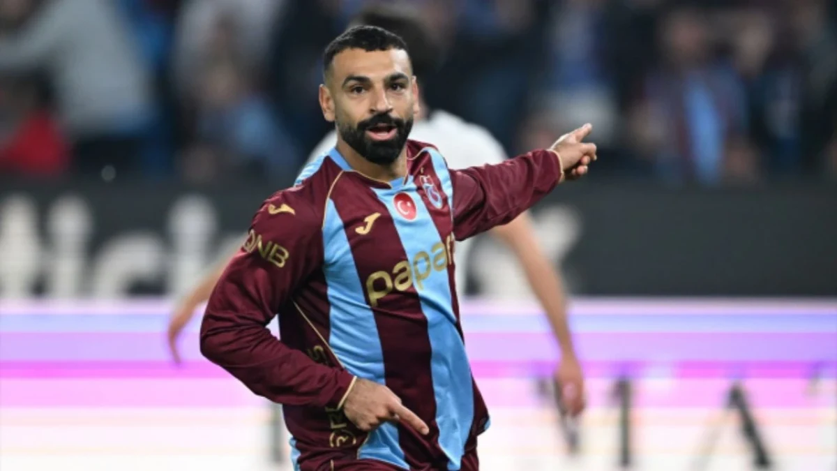 Trabzonspor forması giyen Muhammed Salah maç sırasında işaret ediyor