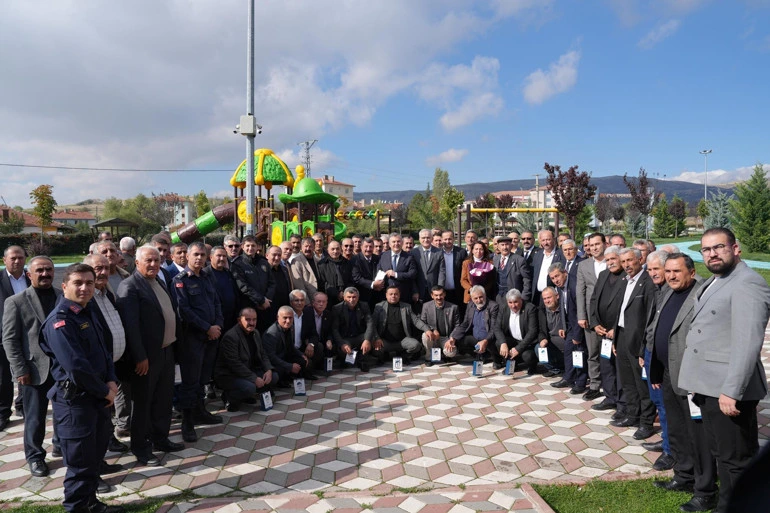 Muhtarlar, açık alanda grup fotoğrafı için bir araya geldi