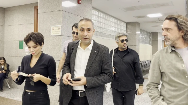 Murat Ağırel ve beraberindeki kişiler adliye binasında yürürken