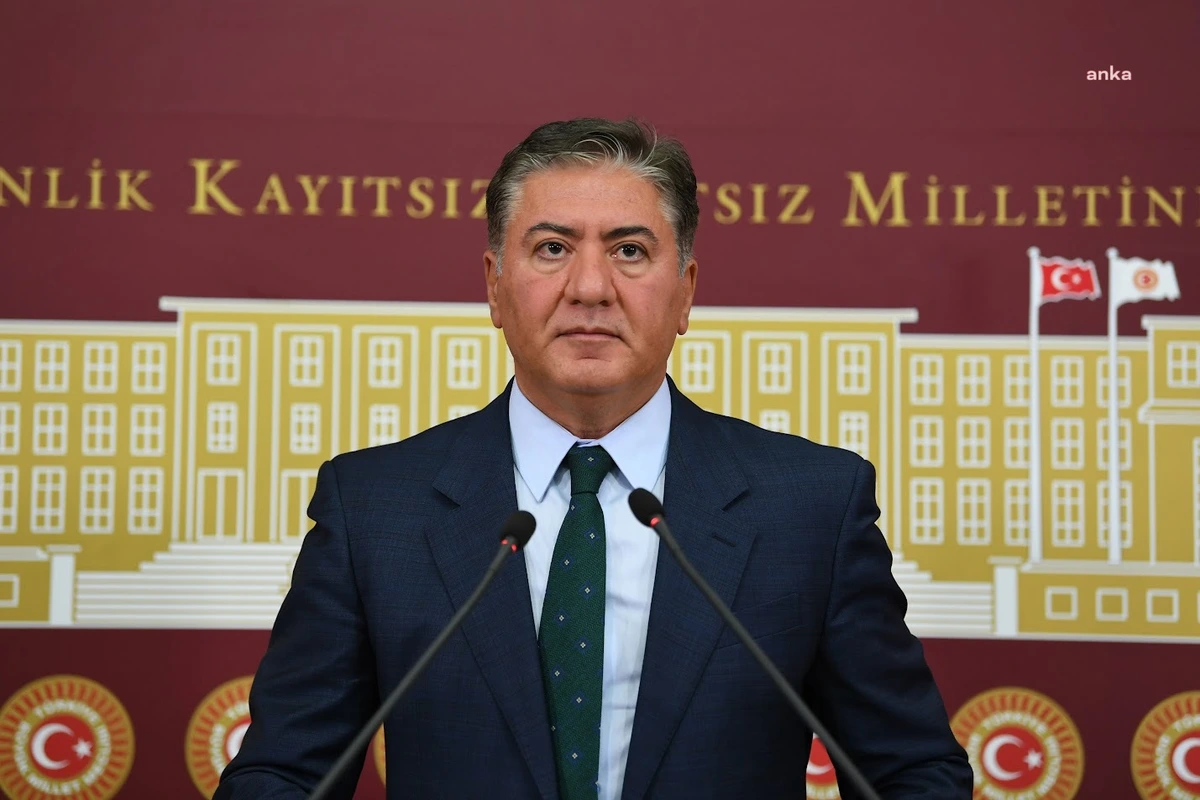 Murat Emir kürsüde mikrofonların önünde konuşurken