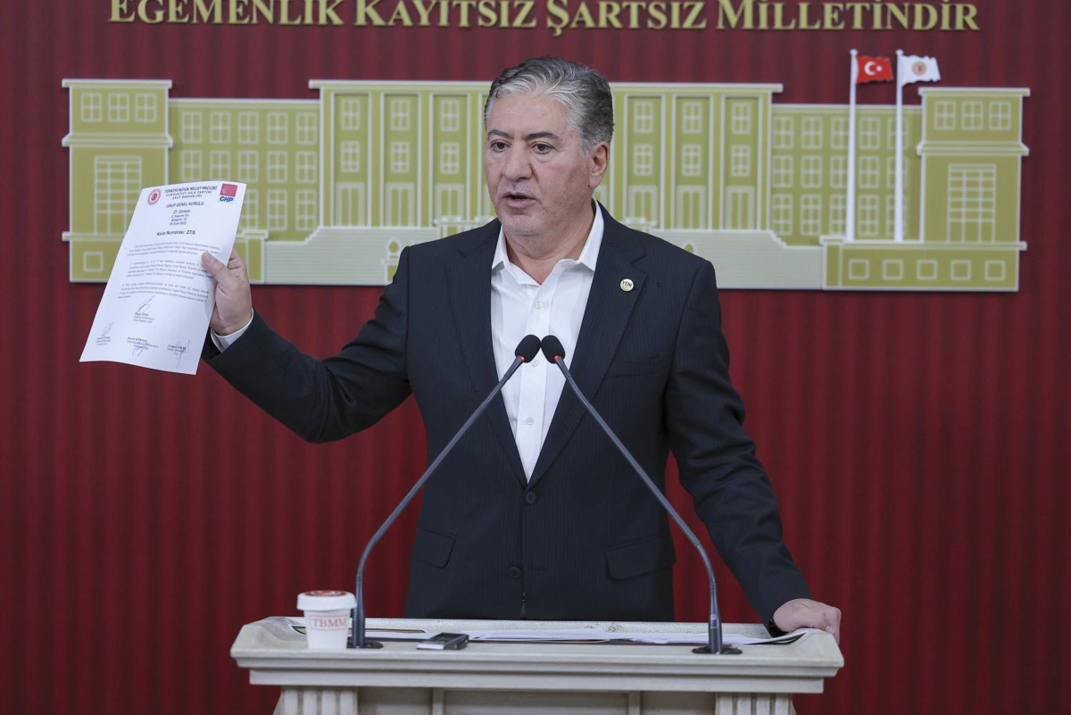 Murat Emir basın toplantısında elinde belge tutuyor