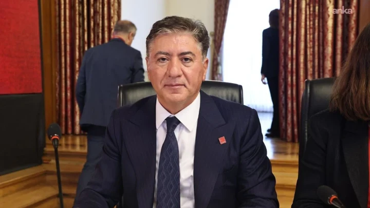 CHP Ankara Milletvekili Murat Emir, bir toplantı masasında otururken