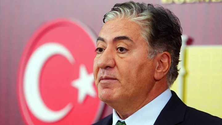 Murat Emir, kürsüde konuşma yaparken