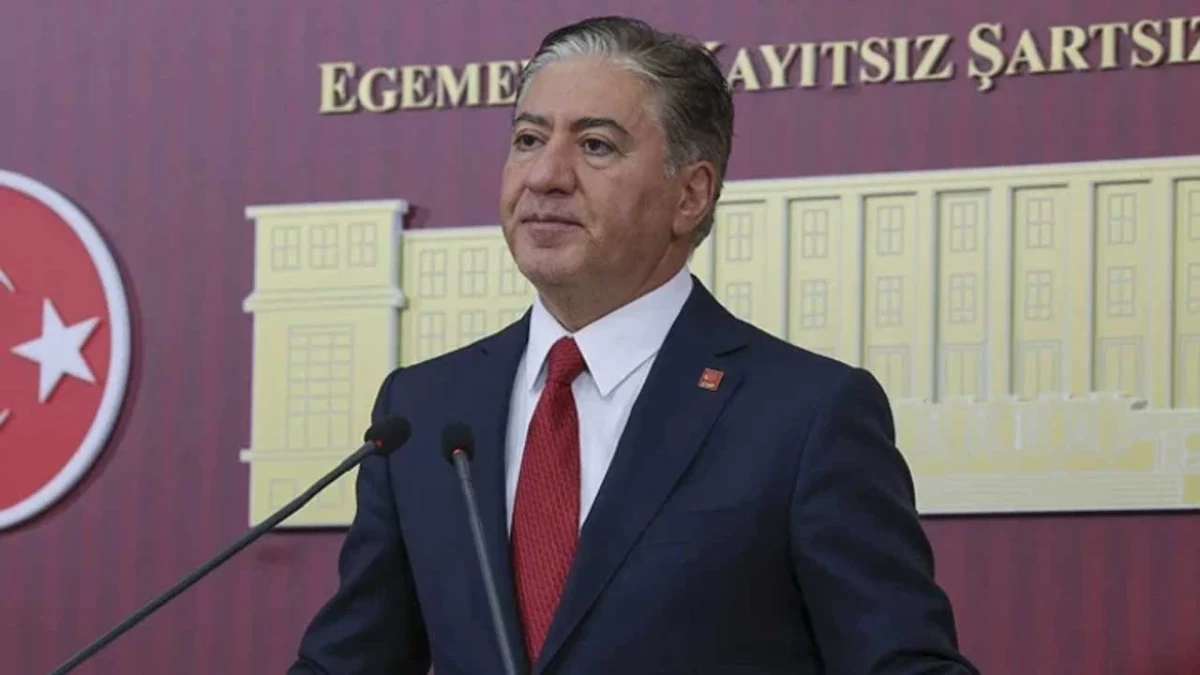 Murat Emir, kürsüde mikrofonların önünde konuşurken