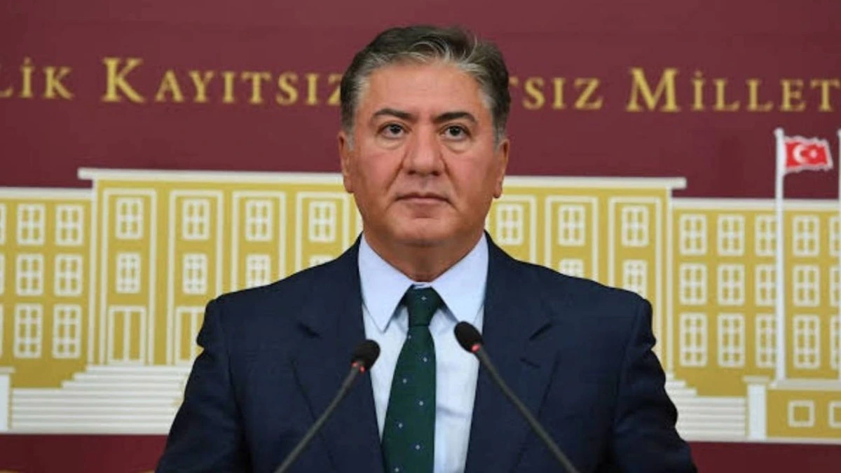Murat Emir kürsüde mikrofonların önünde konuşuyor