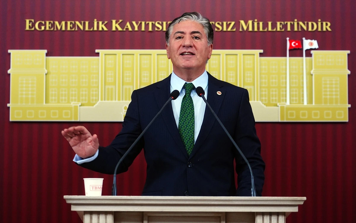 Murat Emir, kürsüde açıklama yaparken