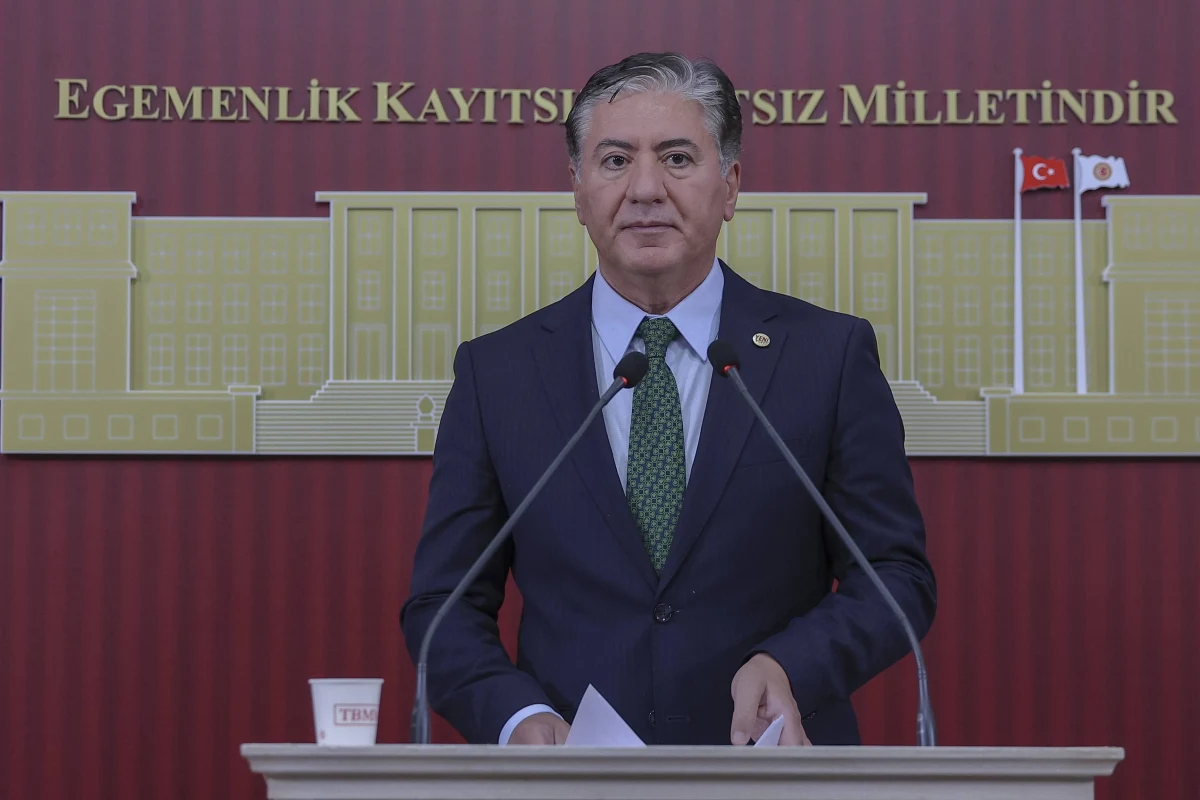 Murat Emir, TBMM’de kürsünün arkasında basın açıklaması yapıyor