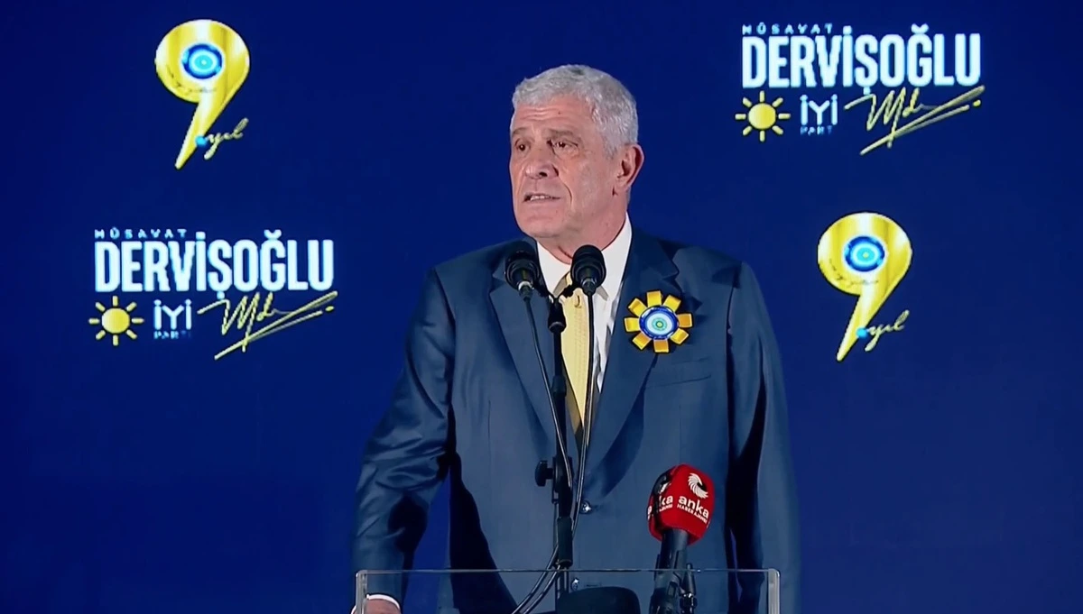 Müsavat Dervişoğlu, İYİ Parti’nin 9’uncu kuruluş yıl dönümü resepsiyonunda kürsüde konuşuyor