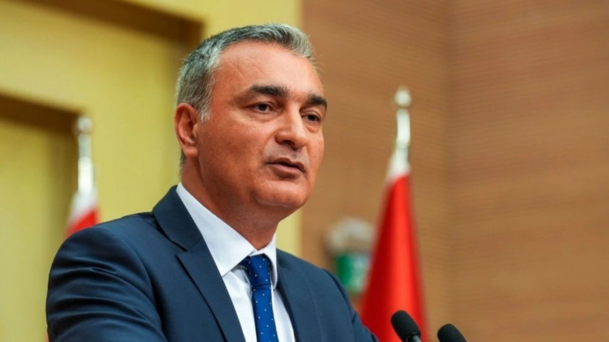 CHP Sözcüsü Müslim Sarı kürsüde konuşurken