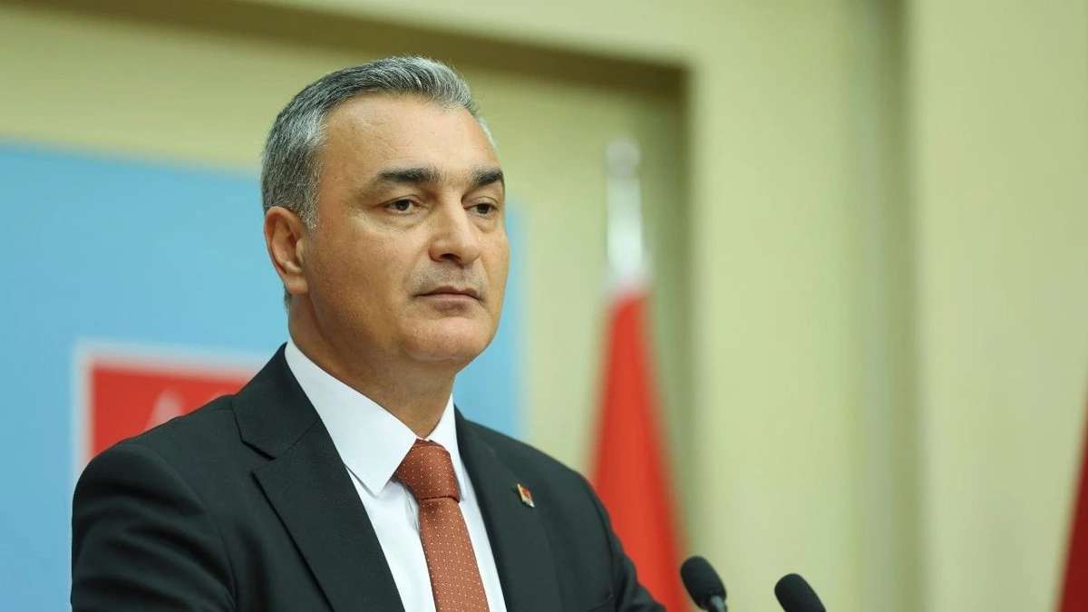 Müslim Sarı, kürsüdeki mikrofonların yanında konuşurken
