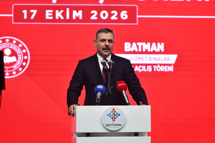 Mustafa Çiftçi, Batman yazılı sahne önünde kürsüde konuşuyor