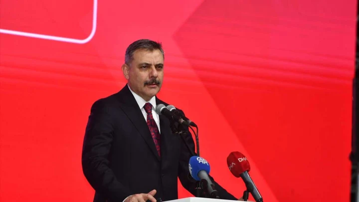İçişleri Bakanı Mustafa Çiftçi, Batman’daki panelde kürsüde konuşuyor