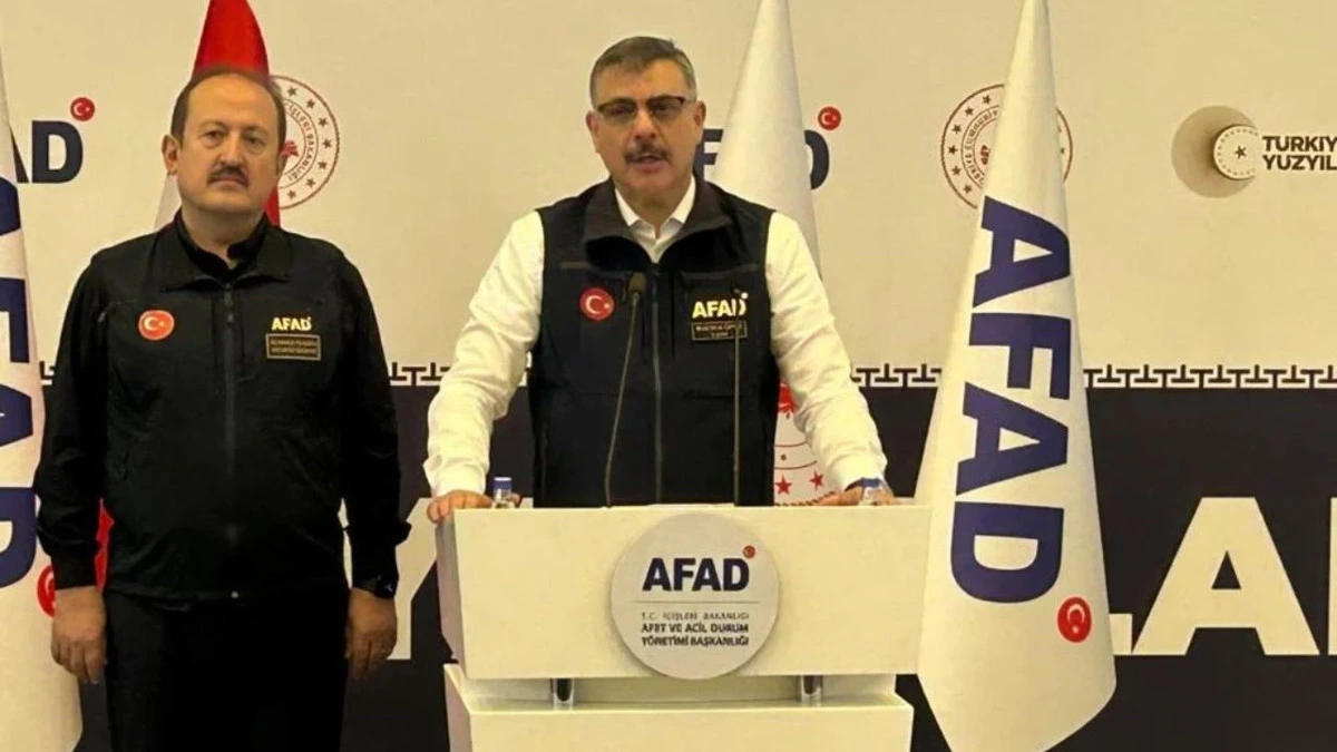 Mustafa Çiftçi AFAD kürsüsünde konuşurken yanında AFAD personeli bulunuyor