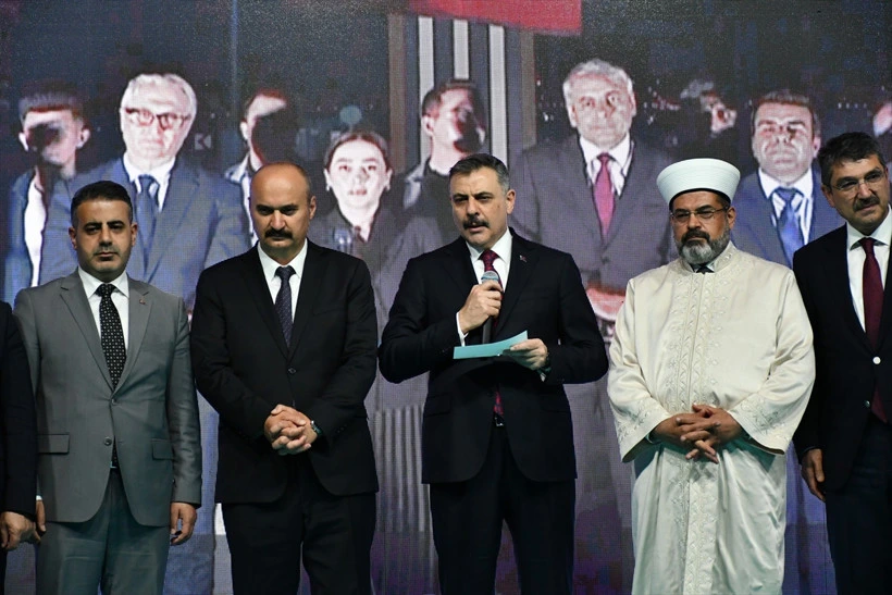 Mustafa Çiftçi, panelde katılımcılarla birlikte konuşma yapıyor