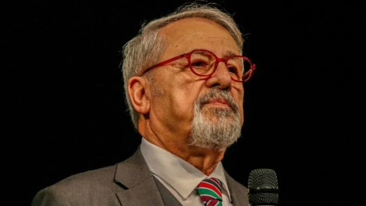 Prof. Dr. Naci Görür konuşma sırasında mikrofon tutarken