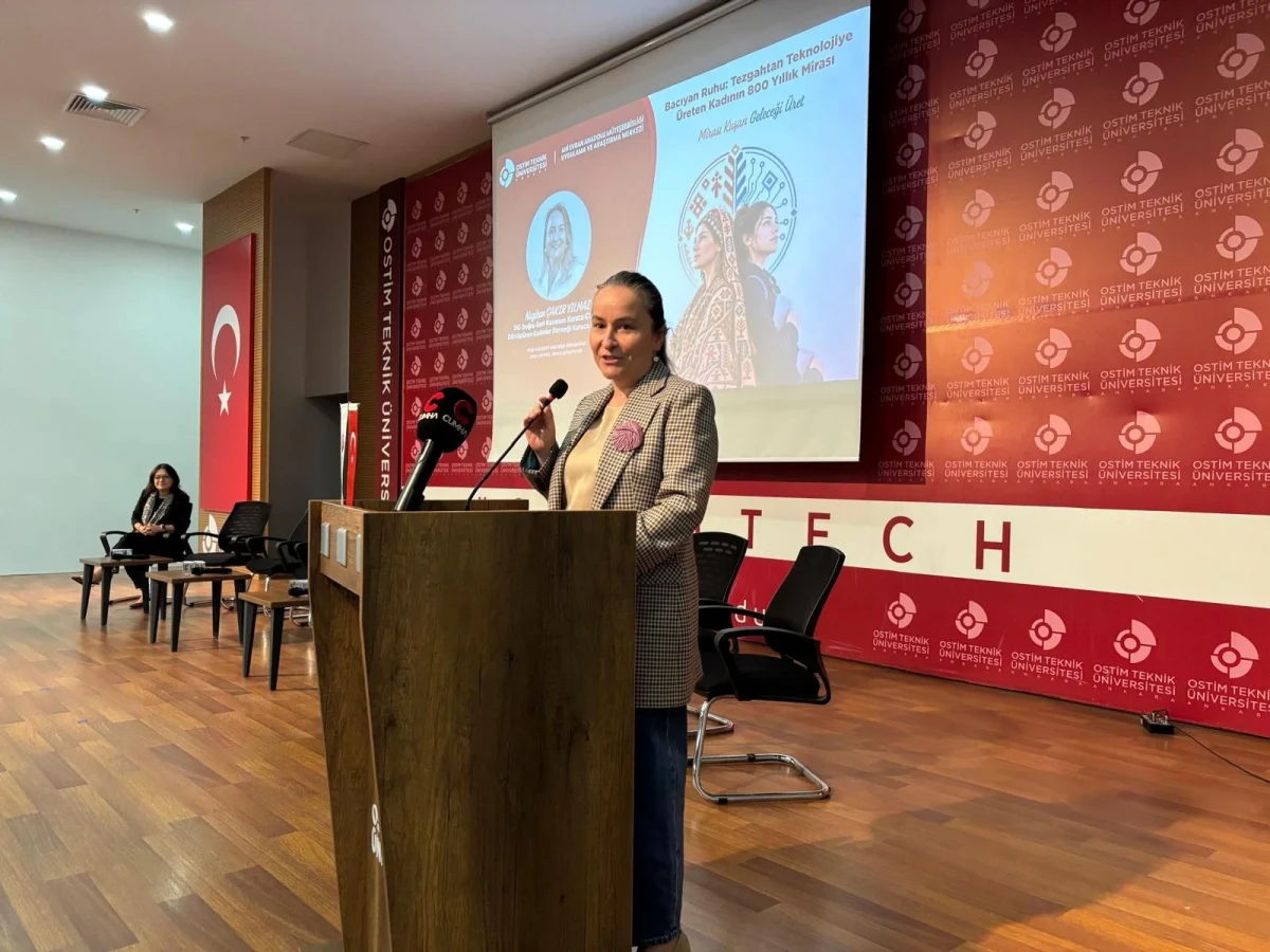 Etkinlikte kürsüde mikrofonla konuşan Nagihan Çakır Yılmaz