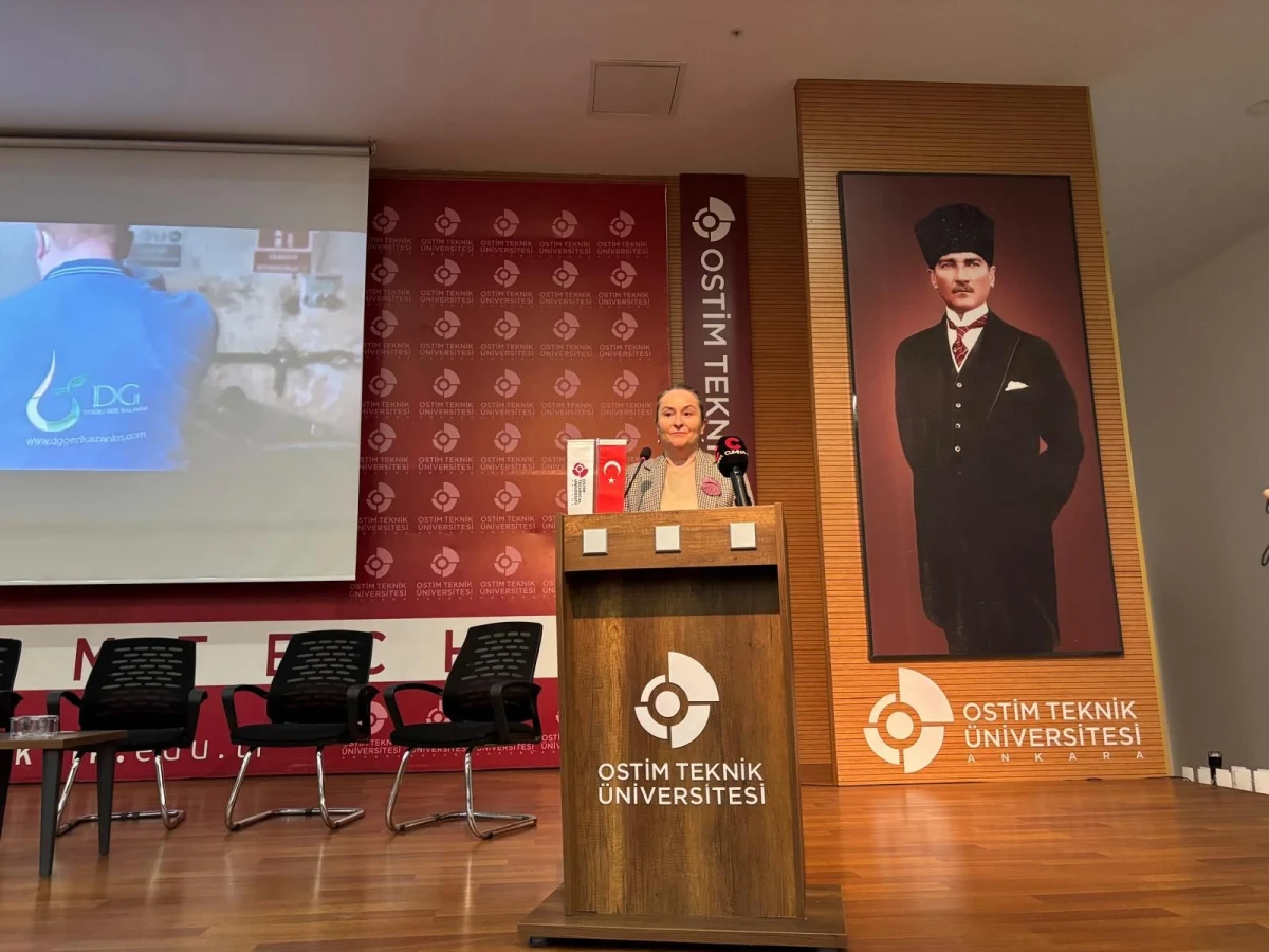OSTİM Teknik Üniversitesi kürsüsünde konuşma yapan kadın girişimci