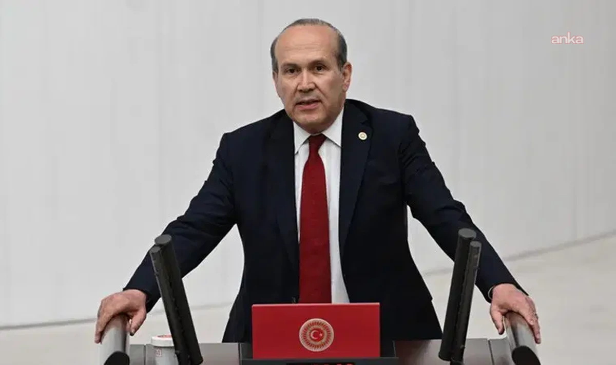 Namık Tan, kürsüde konuşma yaparken