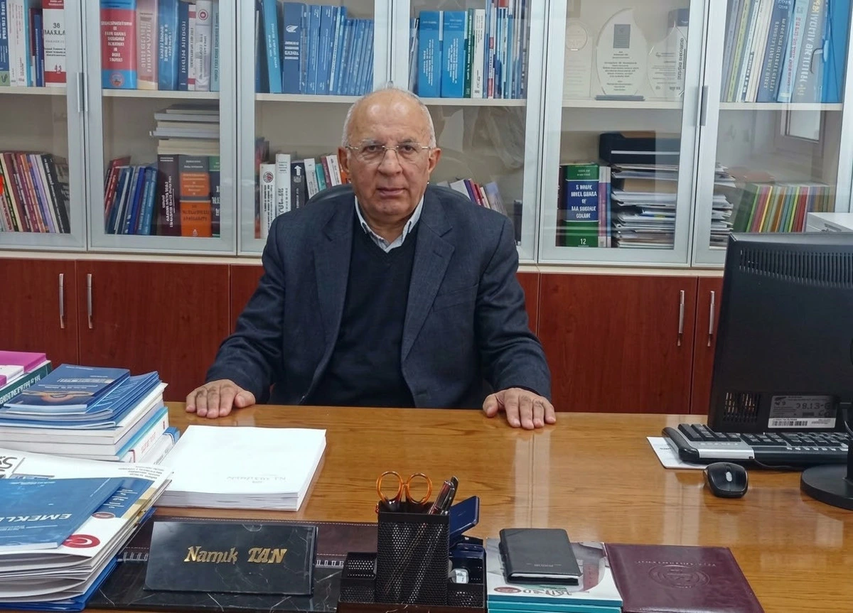 TÜED AR-GE Müdürü ve Sosyal Güvenlik Uzmanı Namık Tan çalışma masasının başında