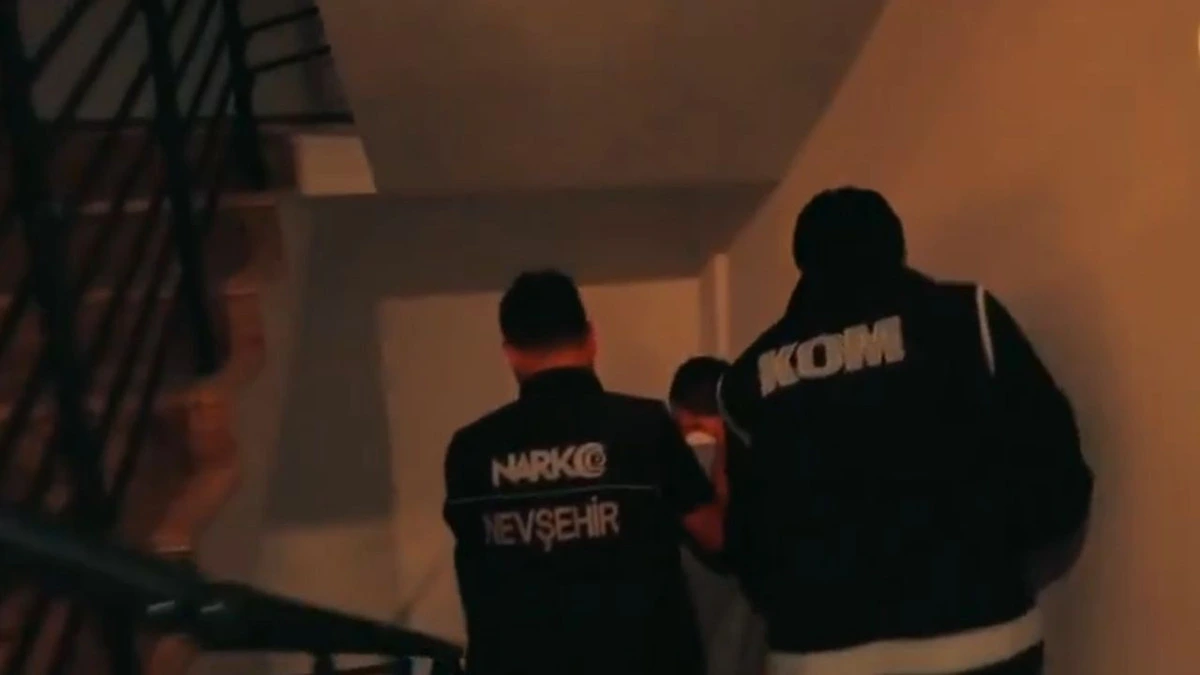 Narkotik ve KOM ekipleri bina içinde operasyon yaparken