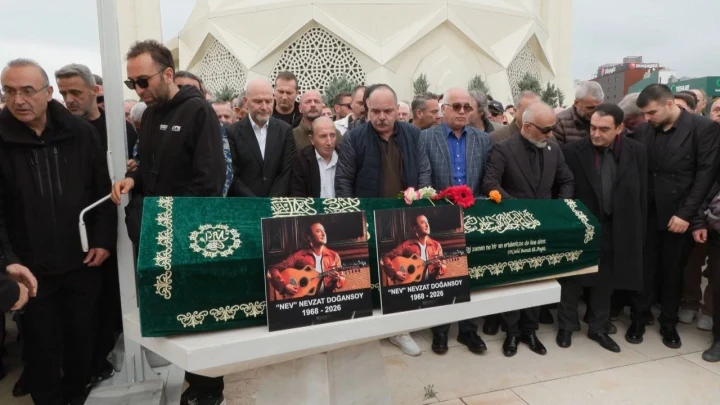 Nevzat Doğansoy’un tabutu, cenaze törenine katılanların omuzlarında taşınıyor.