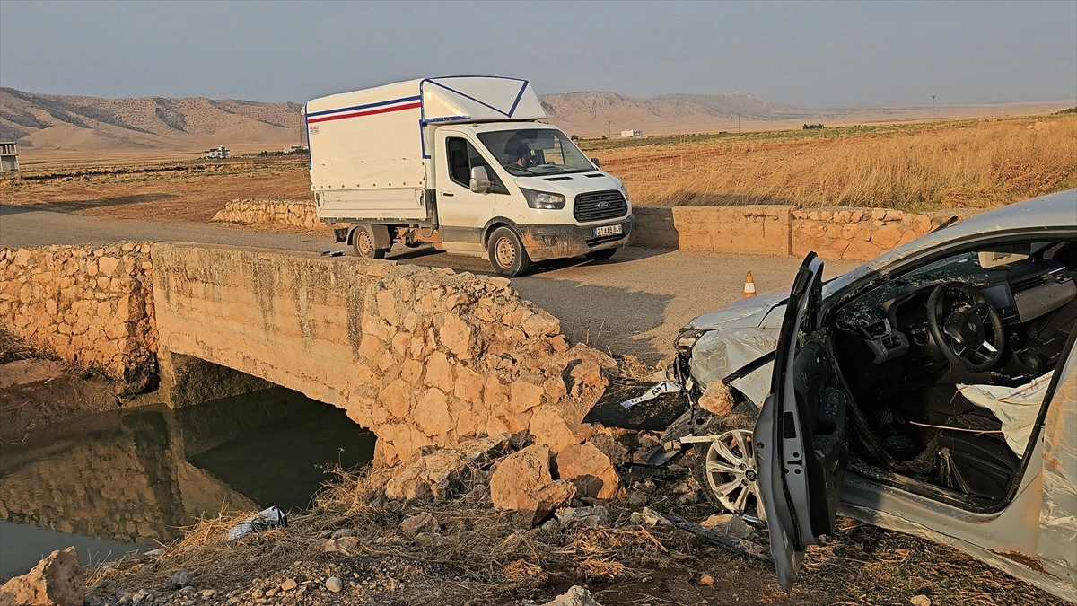Sulama kanalı yanındaki köprü ve kaza sonrası hasar gören otomobil