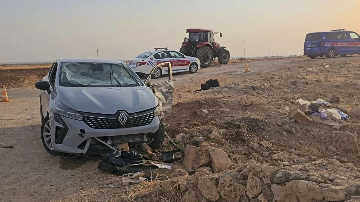 Nusaybin’deki kaza sonrası hasar gören otomobil ve olay yerinde bulunan ekip araçları