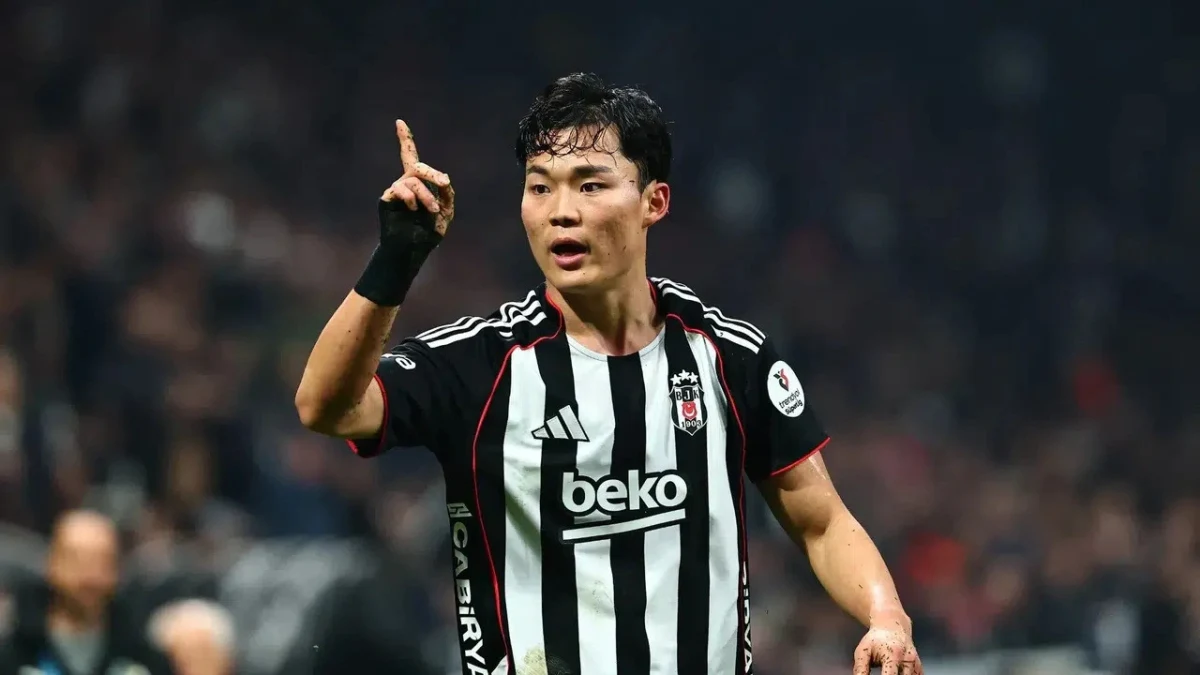 Beşiktaş forması giyen Oh Hyeon-gyu maç sırasında tribünlere doğru işaret ediyor