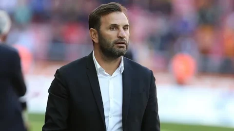 Galatasaray Teknik Direktörü Okan Buruk saha kenarında