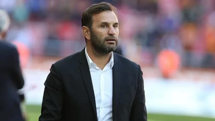 Galatasaray Teknik Direktörü Okan Buruk saha kenarında