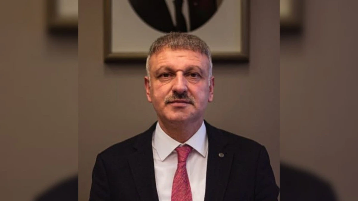 Oktay Saral takım elbiseli portre fotoğrafında
