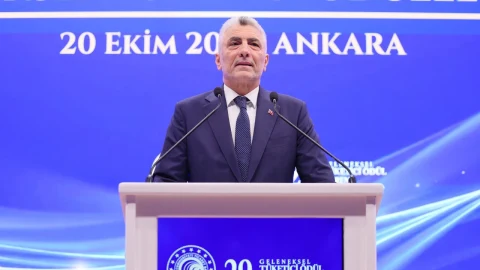 Ticaret Bakanı Ömer Bolat, Ankara’daki tüketici ödülleri töreninde konuşuyor