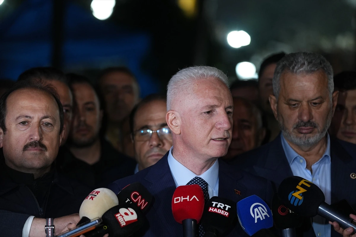 Ticaret Bakanı Ömer Bolat basın mensuplarına açıklama yapıyor