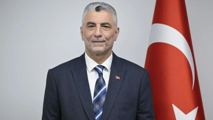 Ticaret Bakanı Ömer Bolat, Türk bayrağının önünde