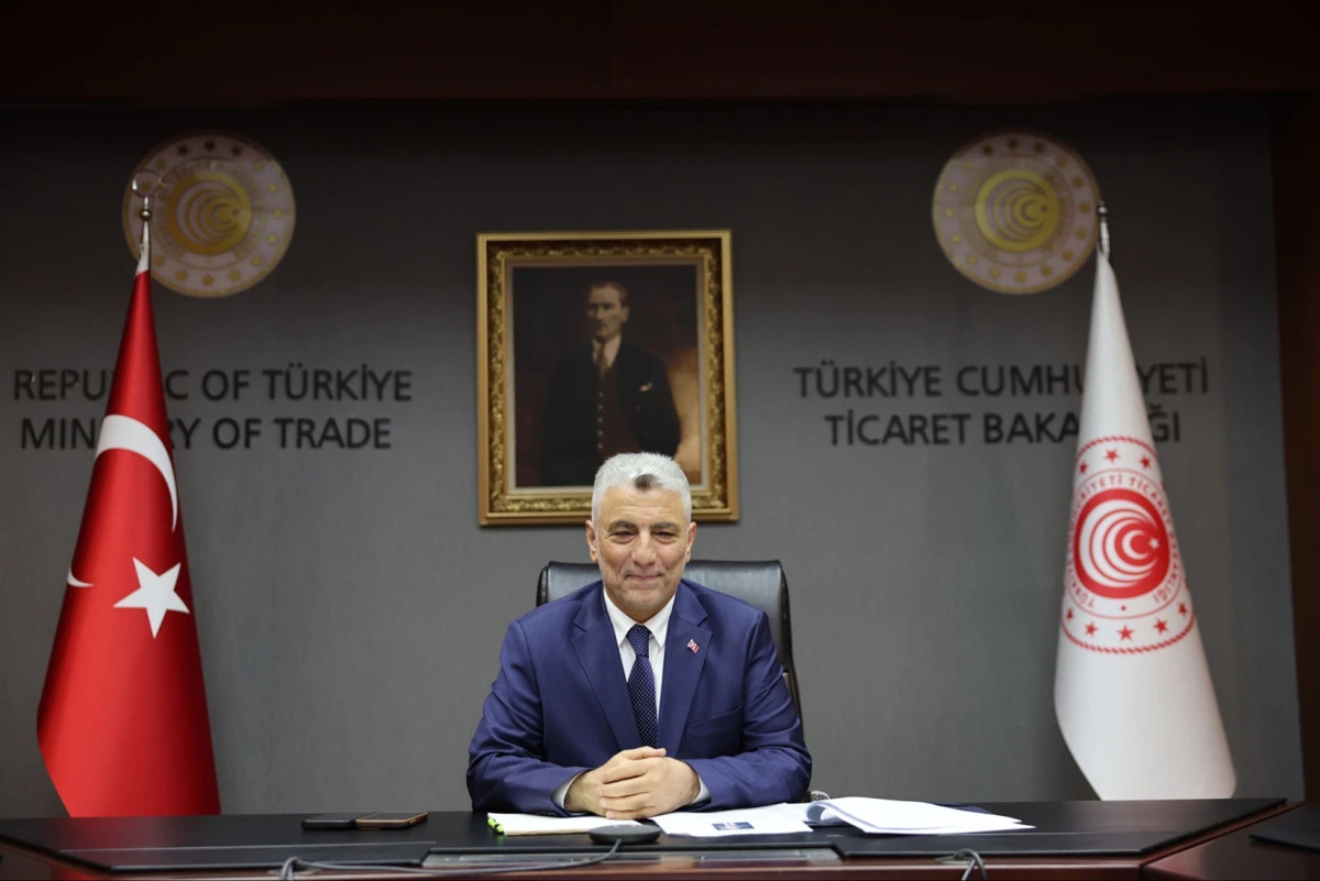 Ticaret Bakanı Ömer Bolat, makam odasında masada otururken