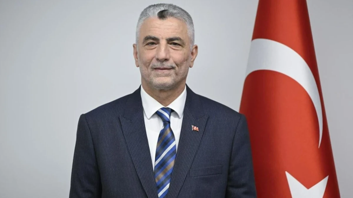Ticaret Bakanı Ömer Bolat, Türk bayrağının önünde