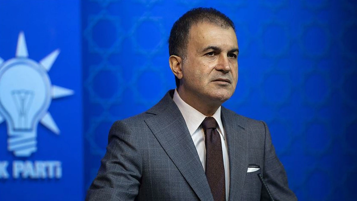 Ömer Çelik, AK Parti logolu fonda kürsüde