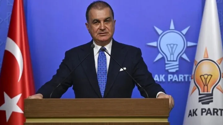 AK Parti Sözcüsü Ömer Çelik kürsüde açıklama yaparken
