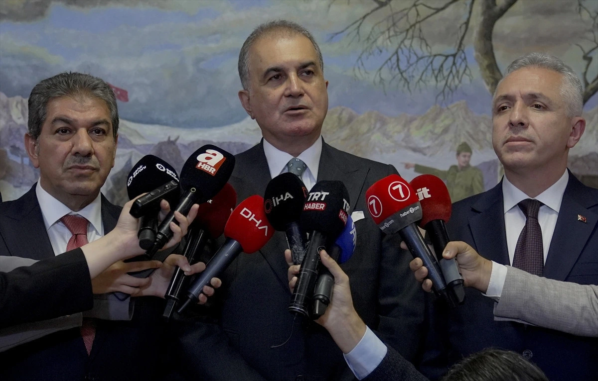 AK Parti Sözcüsü Ömer Çelik basın mensuplarına açıklama yaparken